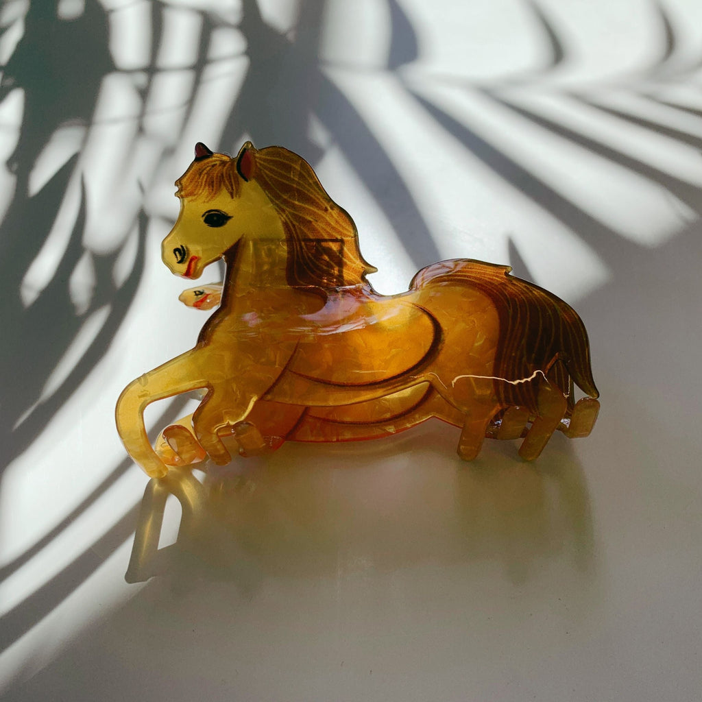 Velvet Claws Golden Horse Hair Claw
